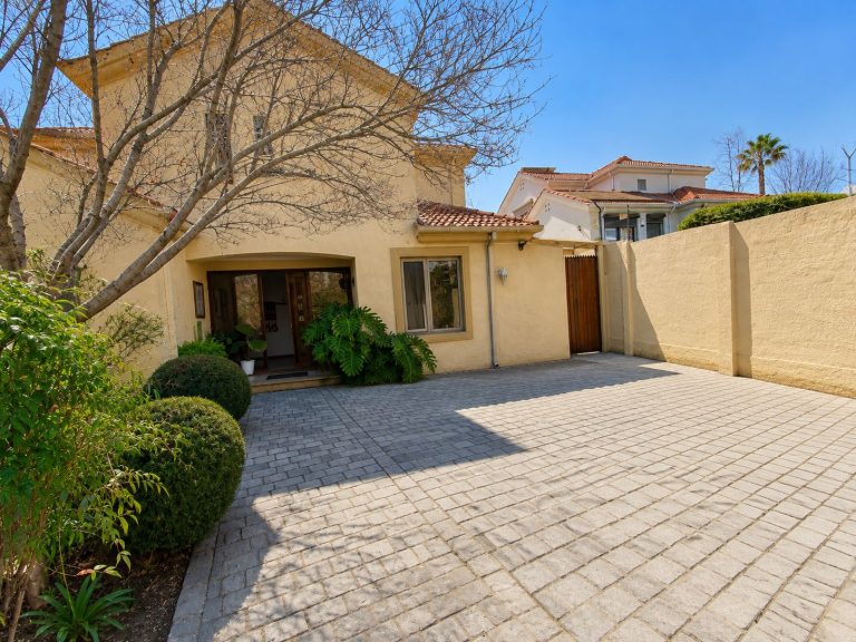 Luminosa casa en venta, San Carlos de Apoquindo